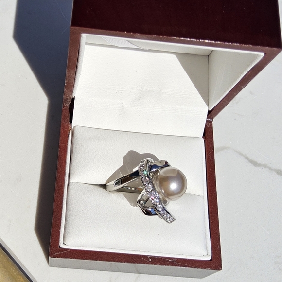 Silver and Cream Pearl Ring with Leaf Design - Picture 4 of 9